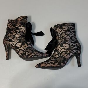 Joyfolie NWOT Black and Tan Lace Heeled Velvet Bow Candence Boots Sz 8 *flaw